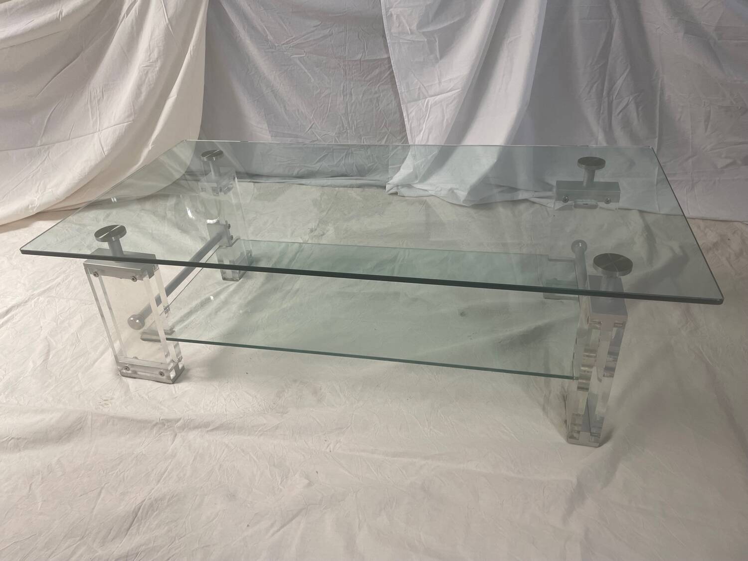 Coffee table made of glass and plexiglass.