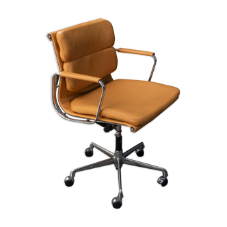 Fauteuil Soft Pad EA 217 de Charles & Ray Eames - Vitra