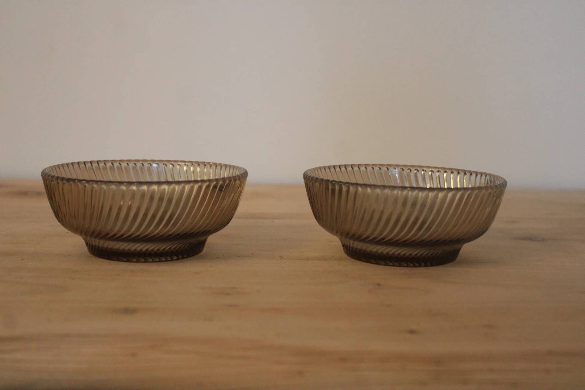 Set of 2 vintage smoky amber glass bowls – Twisted decor