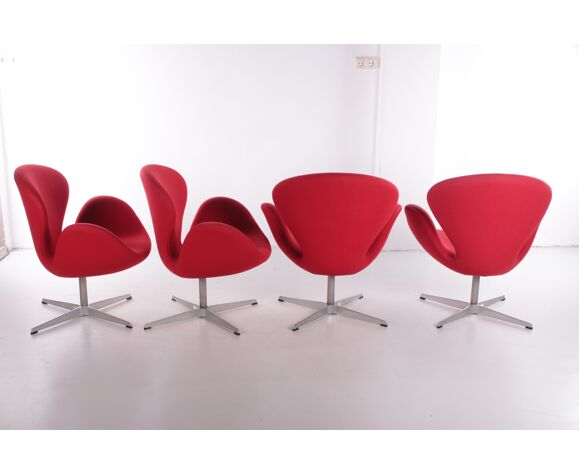 Set of 4 Arne Jacobsen Swan Chair with Table by Fritz Hansen | Selency