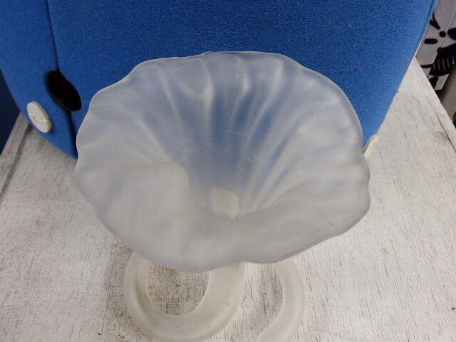 Former corolla, frosted glass vase
