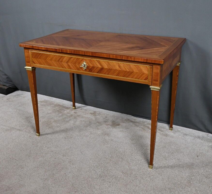 Small desk table in rosewood and rosewood marquetry, Louis XVI style – early 20th century.