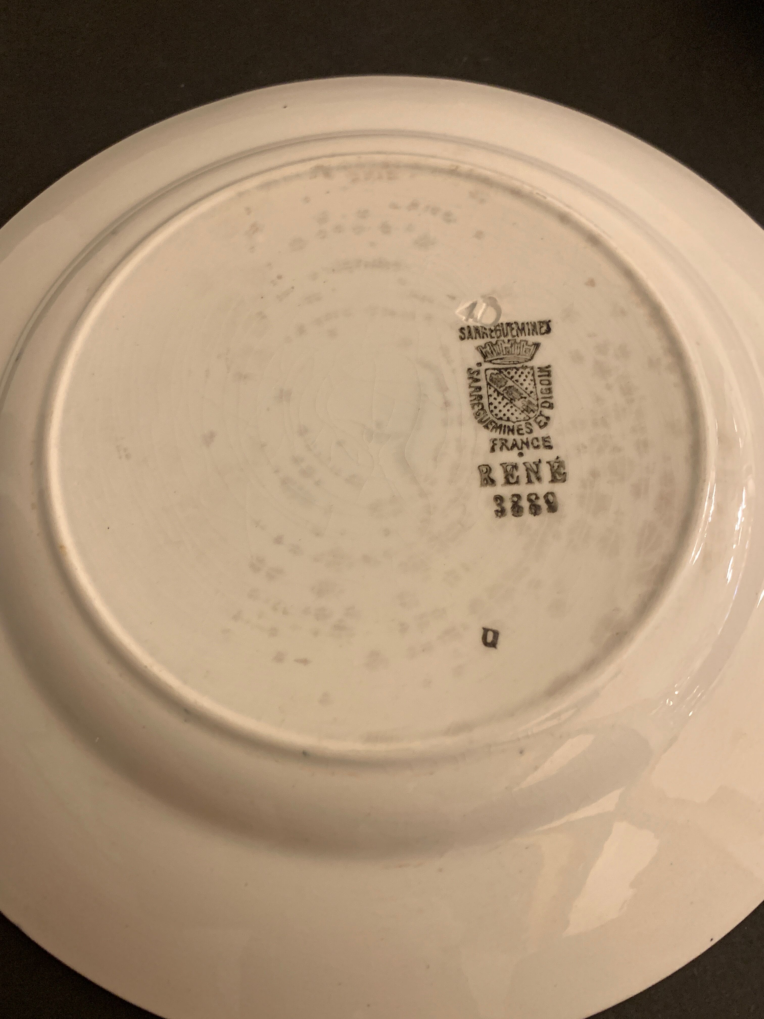 9 flat plates in old earthenware, Sarreguemines and Digoin, model René