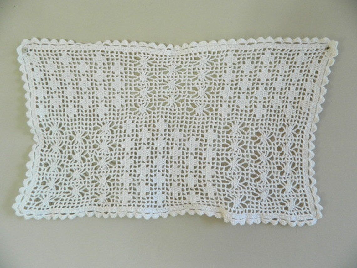 White cotton placemat and handmade lace