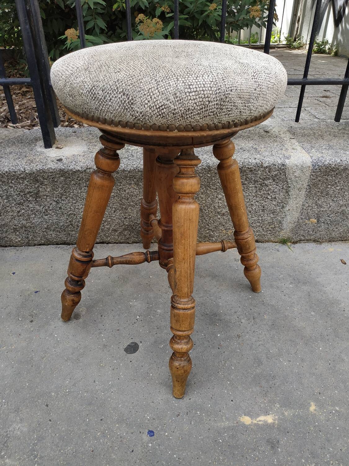 adjustable D Artistes stool