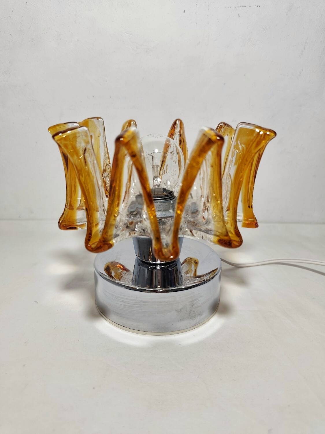 Lámpara de mesa de cristal. Italia, 1970s.