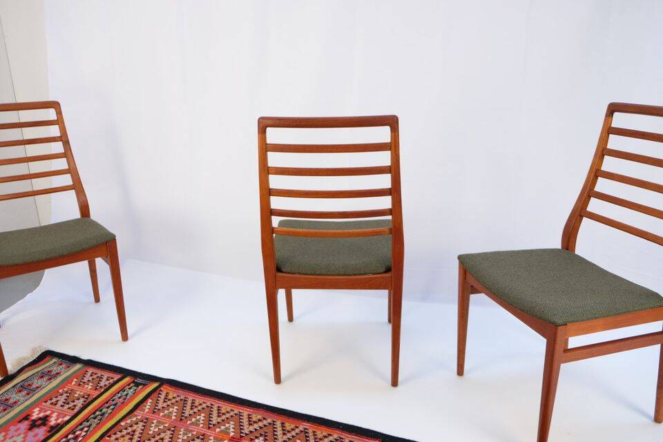 1960s-70s style chairs (4 pieces) in teak, retro vintage style.