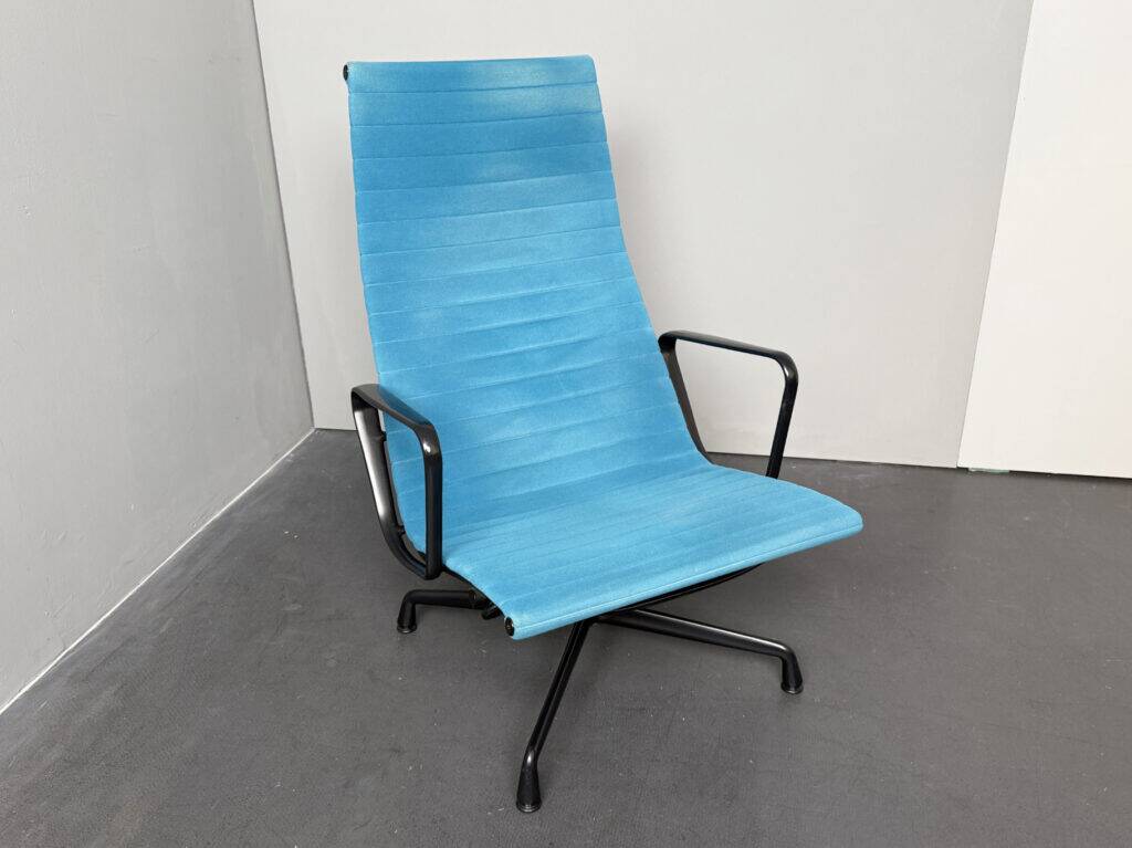 EA-124 office chair, aluminium chair, Hop Sak, turquoise blue, by Charles & Ray Eames for Vitra, Norway, 2000s. Swivel and tilt function.