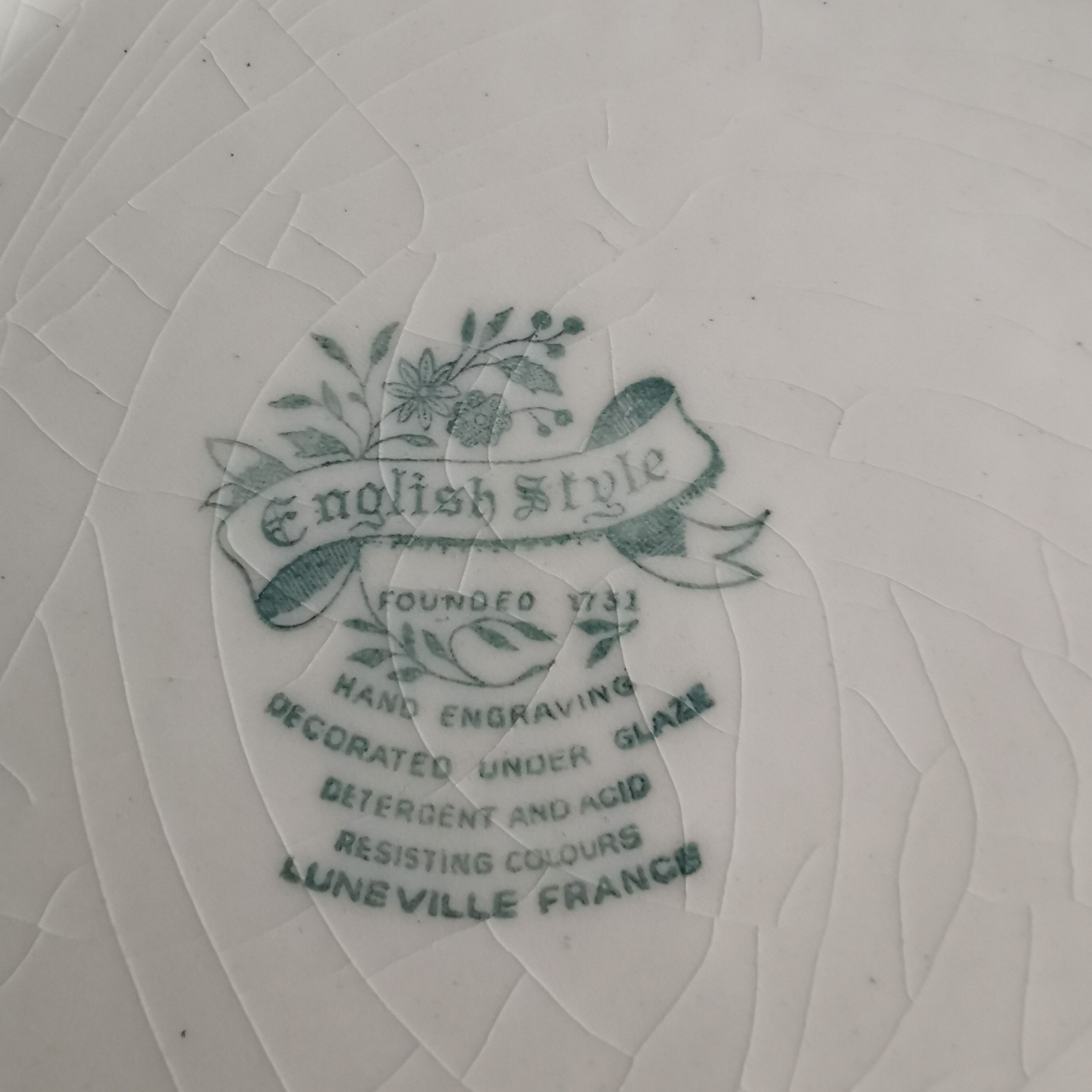 Porcelain flat plate signed Lunéville. French made. "English Style" model.