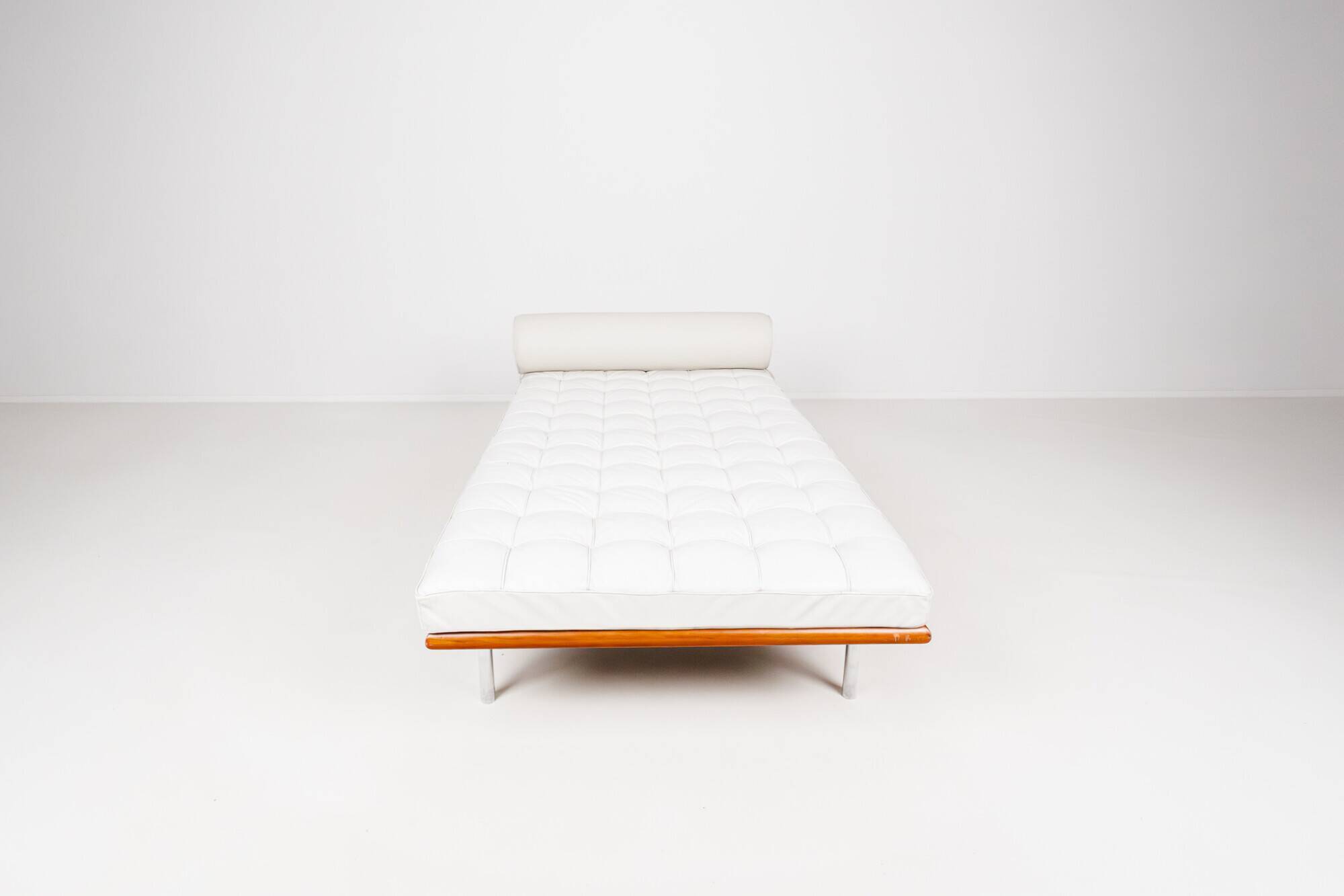 Barcelona daybed by Ludwig Mies van der Rohe fro Knoll, 1980s