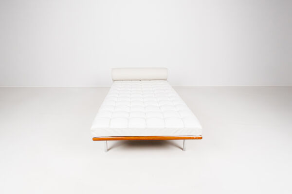Lit de jour Barcelona par Ludwig Mies van der Rohe pour Knoll, années 1980.