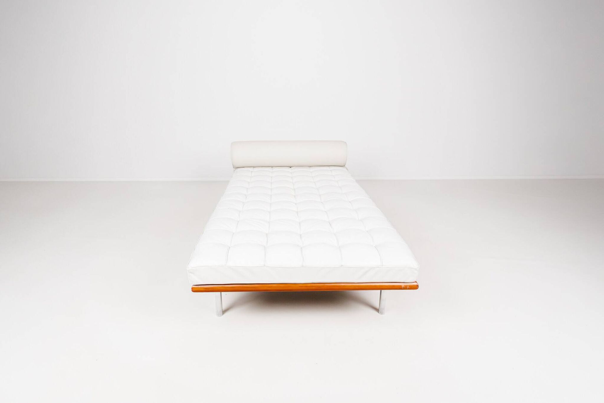 Barcelona daybed by Ludwig Mies van der Rohe fro Knoll, 1980s