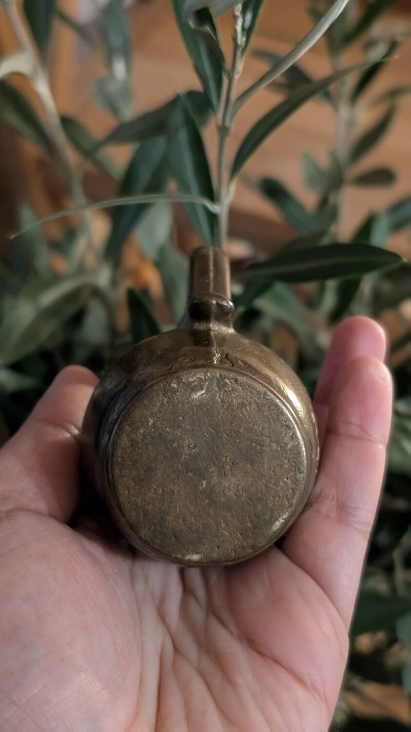 Petit pichet en bronze massif – style antique / oriental