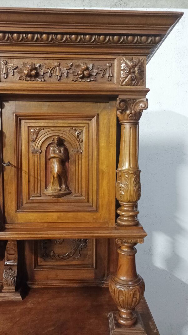 Buffet 2 corps Renaissance en noyer