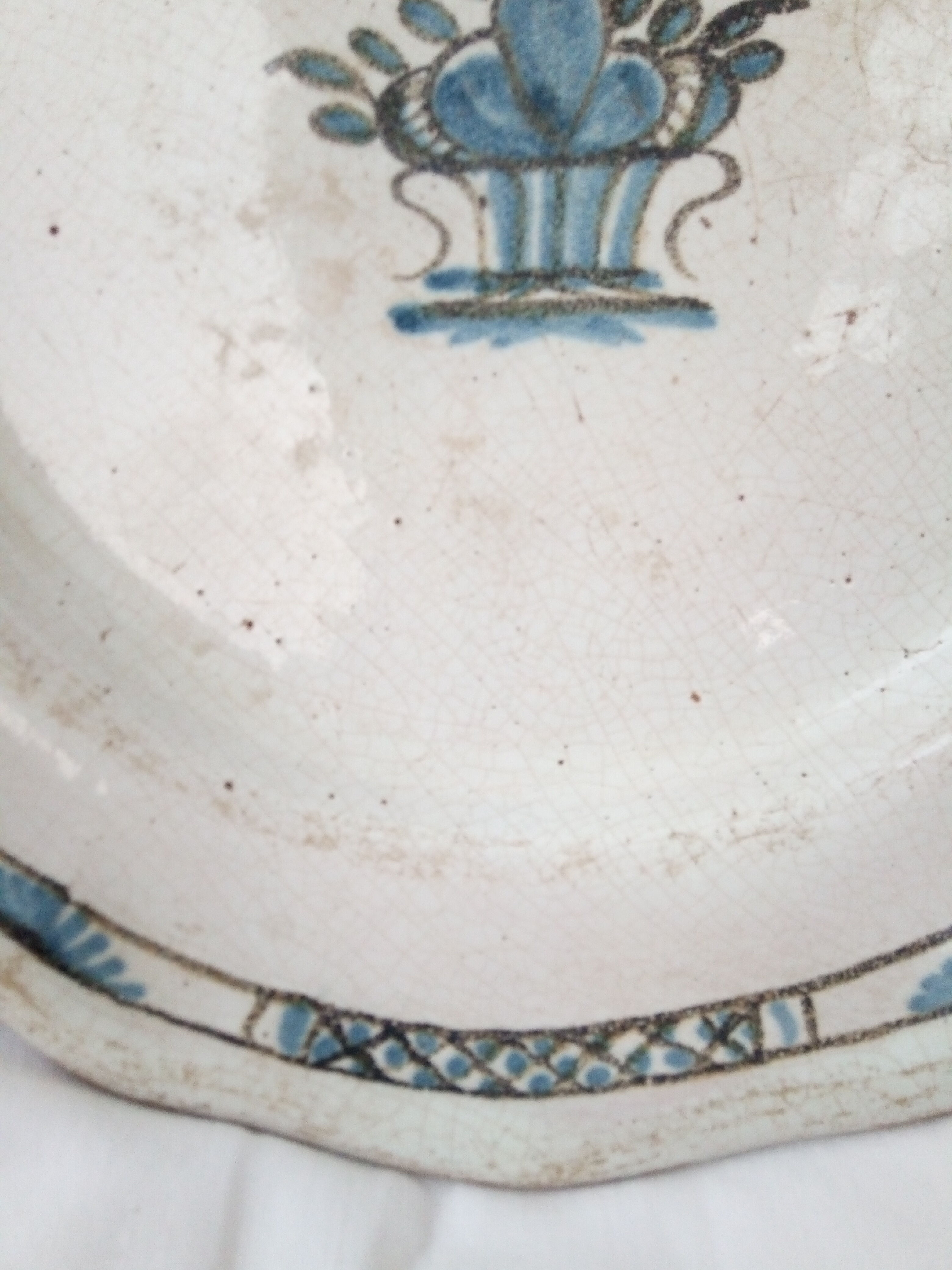 Assiette Ancienne En Faïence Forges Les Eaux Ou Rouen - Cul Noir - 24 Cm - Restaurée