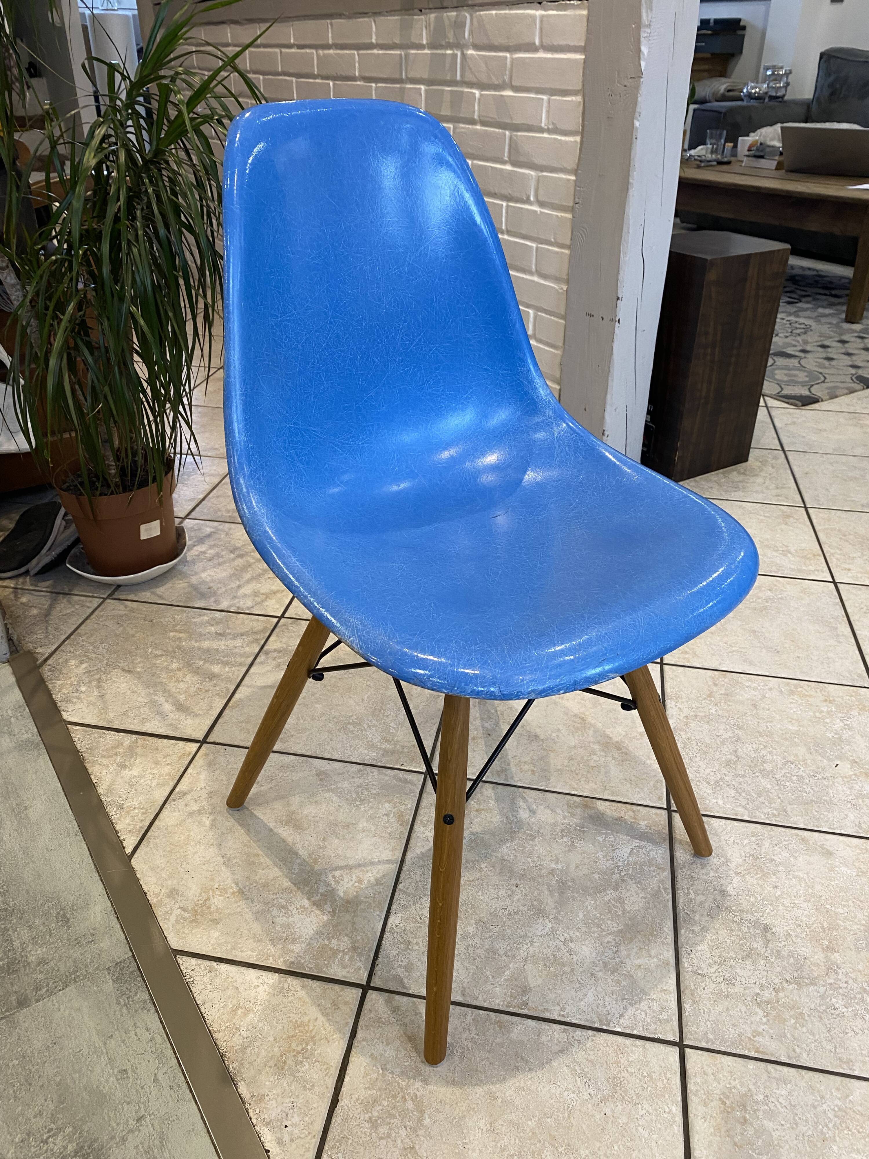 DSW chair turquoise fibre with oak dowel, light oak, Eames, Herman Miller.
