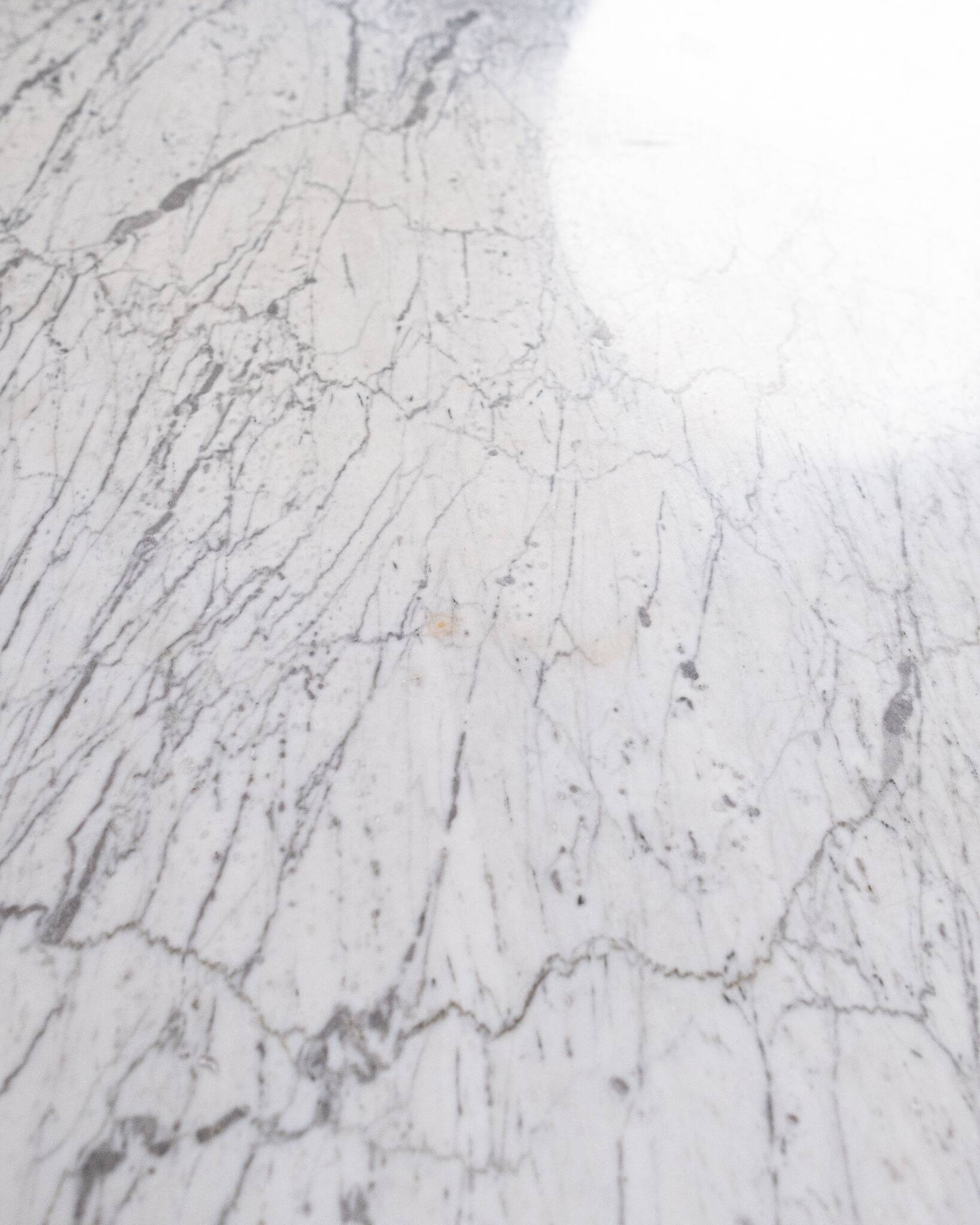 Round marble dining table, made in France, 1970-80.
