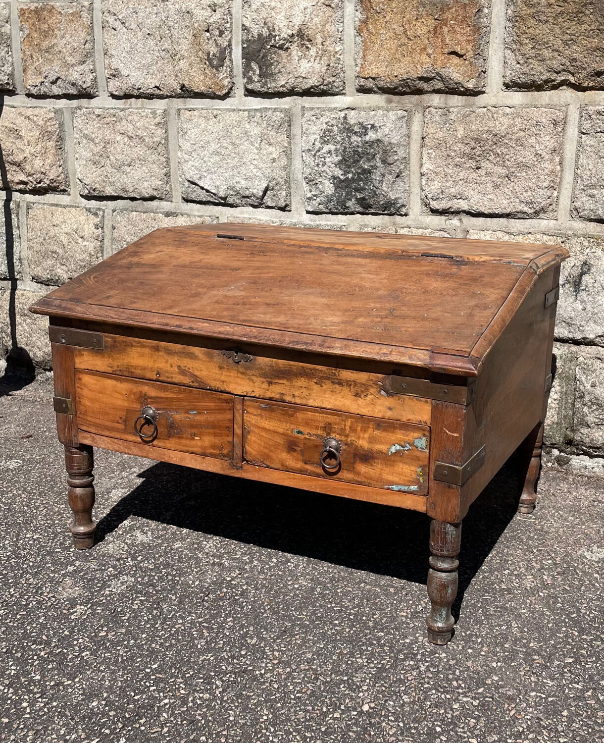 un pupitre écritoire en bois de teck