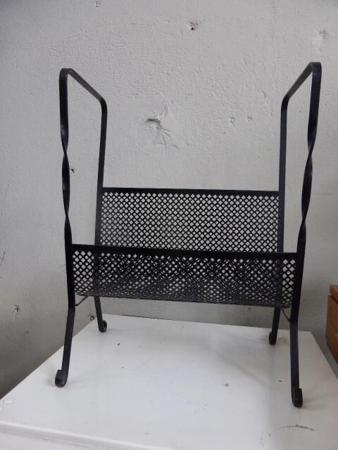 Porte revues en tole perforée noire vintage 1950/1960