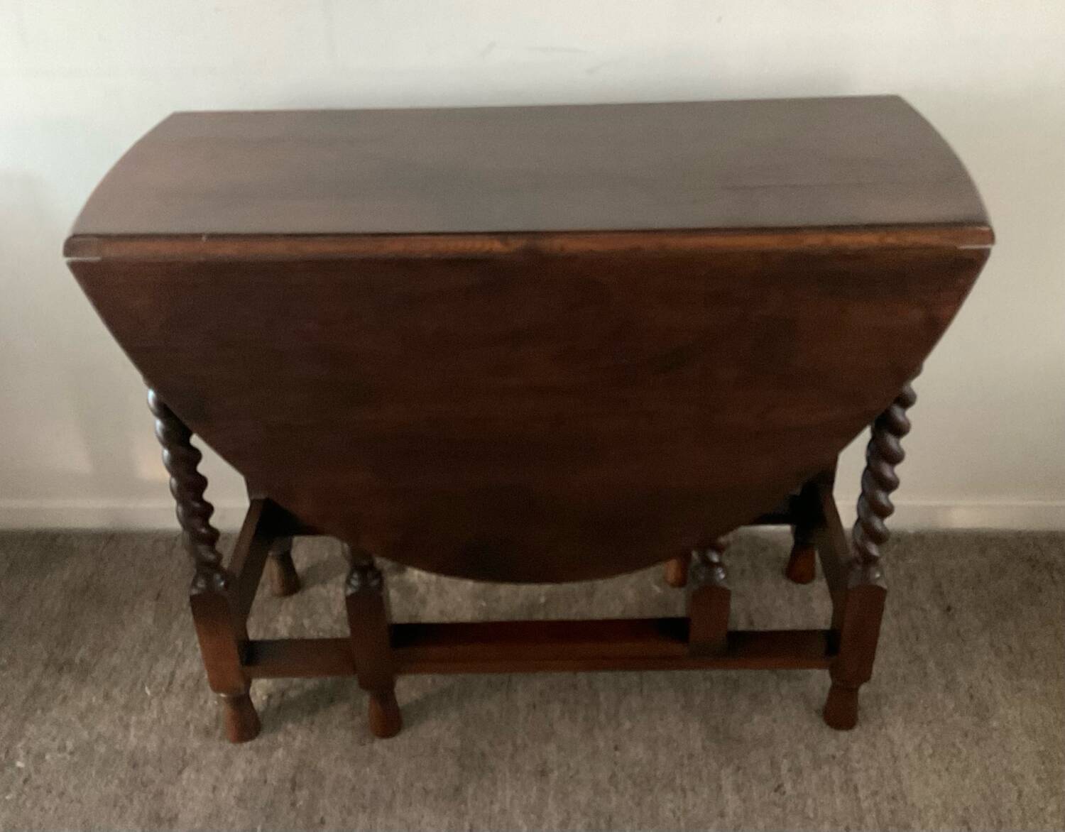 Ancienne table pliante anglaise en bois et pieds tournés 