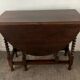 Ancienne table pliante anglaise en bois et pieds tournés 