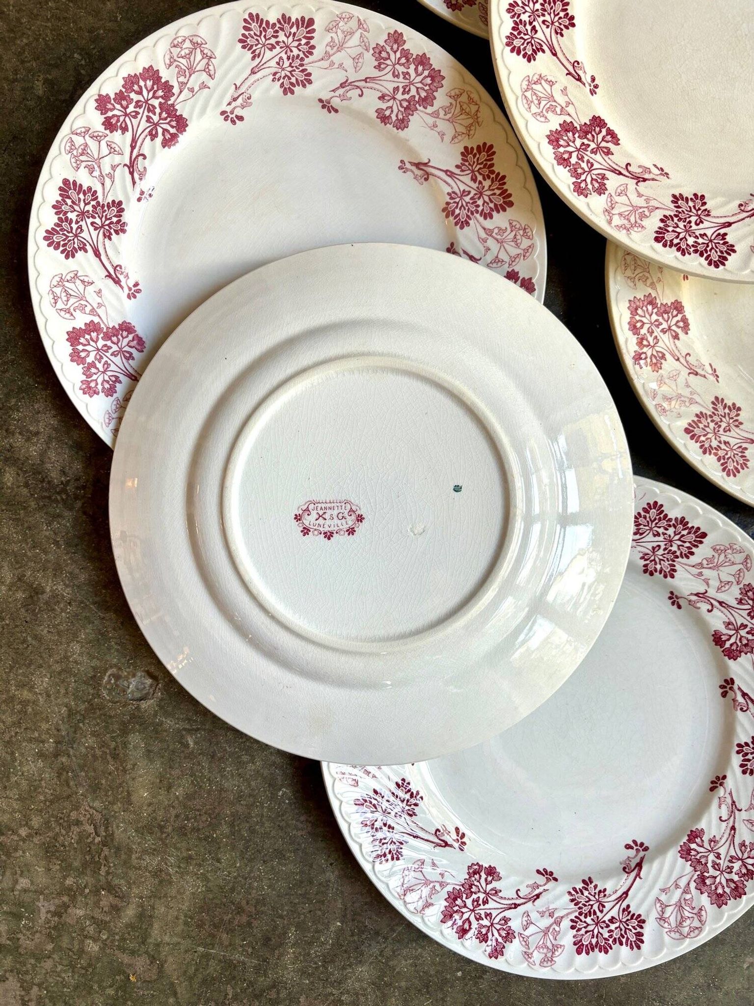 6 Lunéville flat plates in pink ironstone, "Jeannette" service