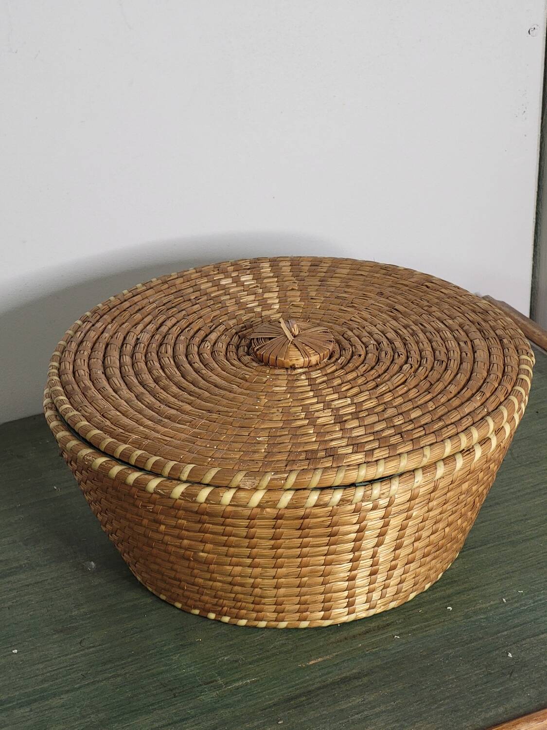 Round straw basket