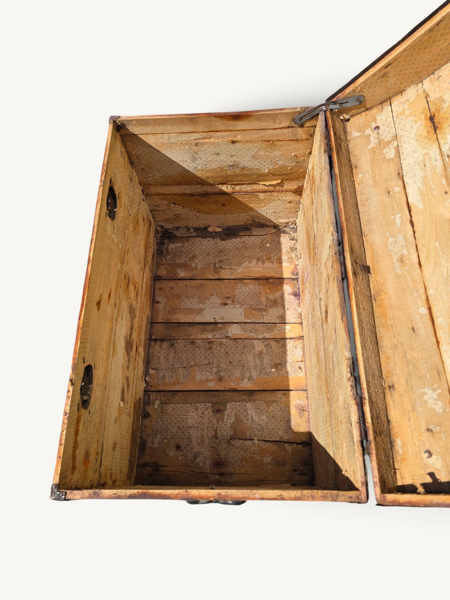 Coffre de voyage bombé ancien en bois et fer forgé – XIXe siècle