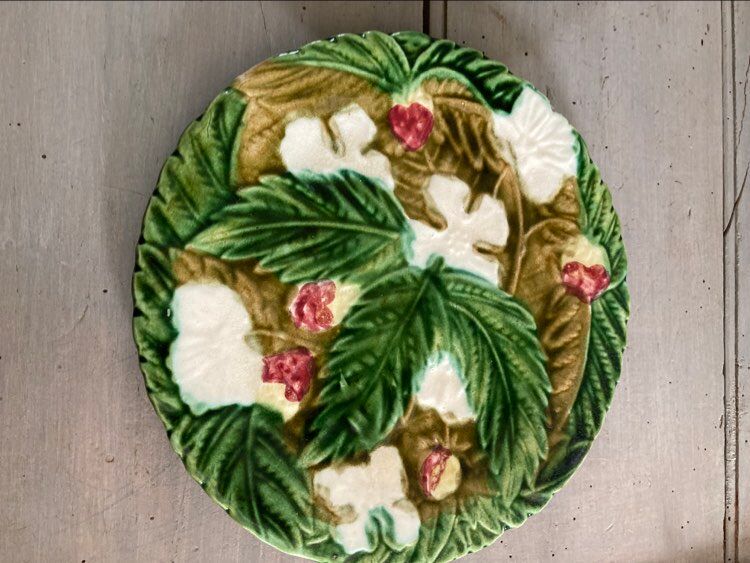 Set of 2 strawberry plates Majolica Barbotine