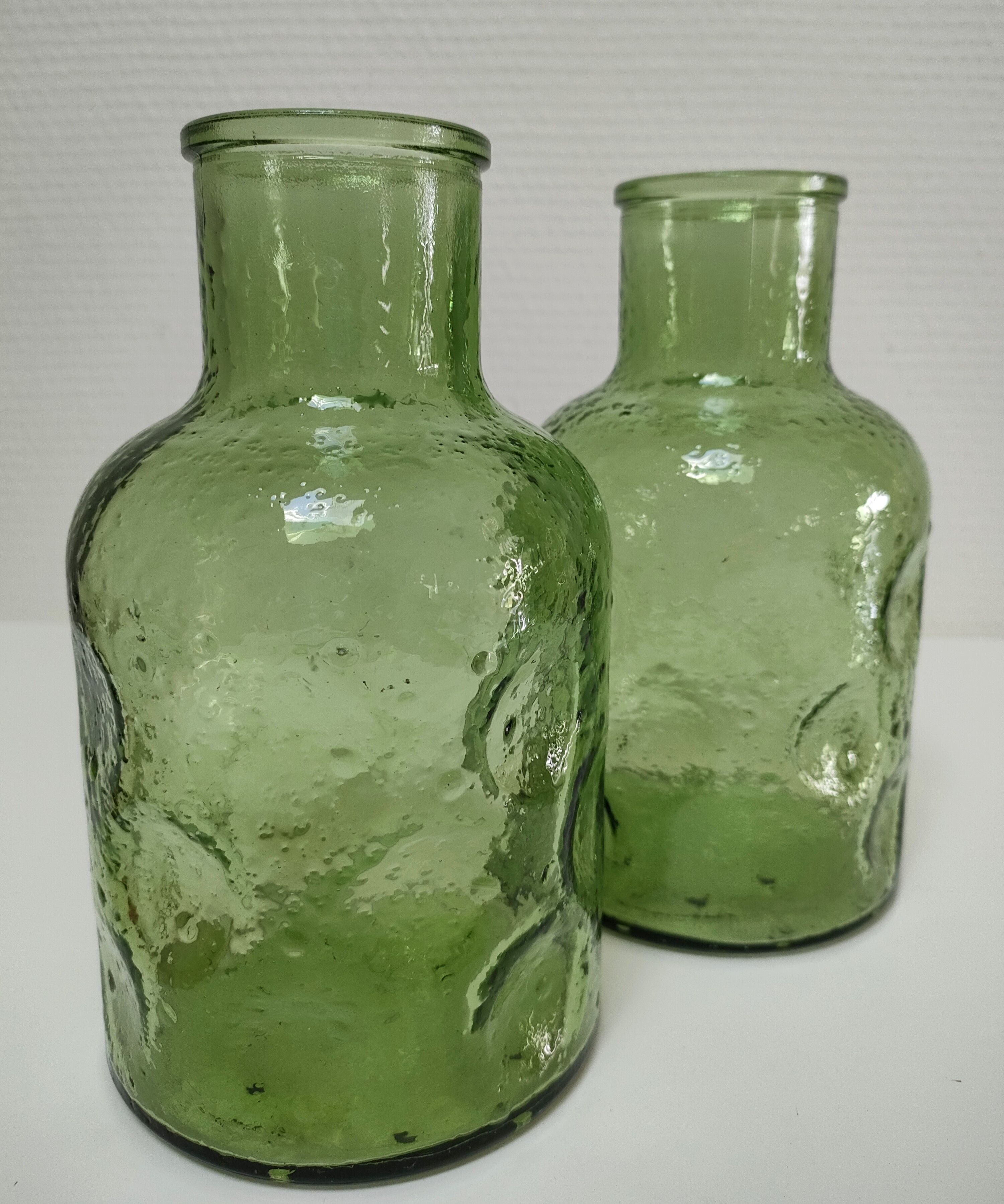 Deux vases verre moulé texturé vert années 70