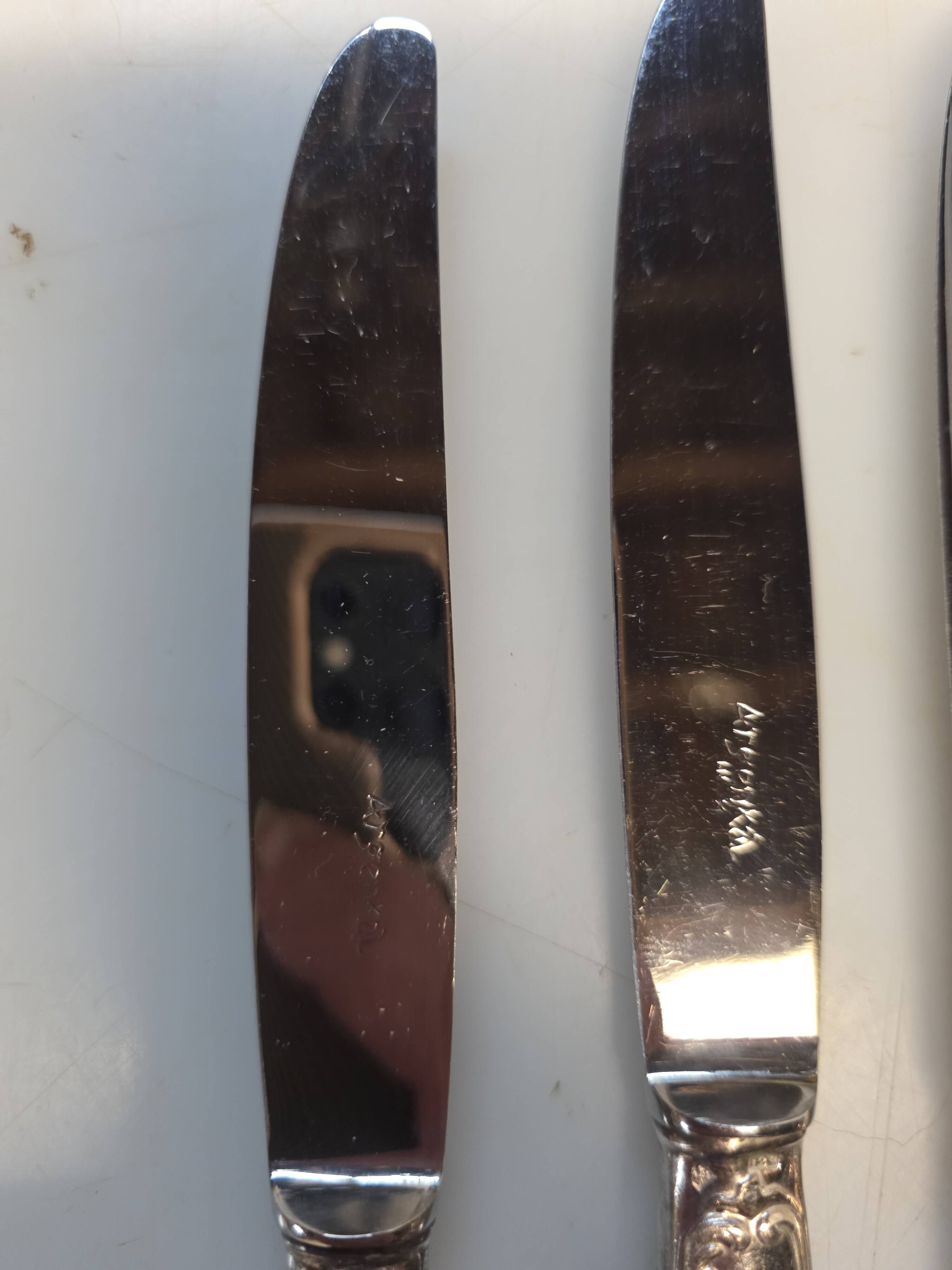 24 couteaux en métal argenté