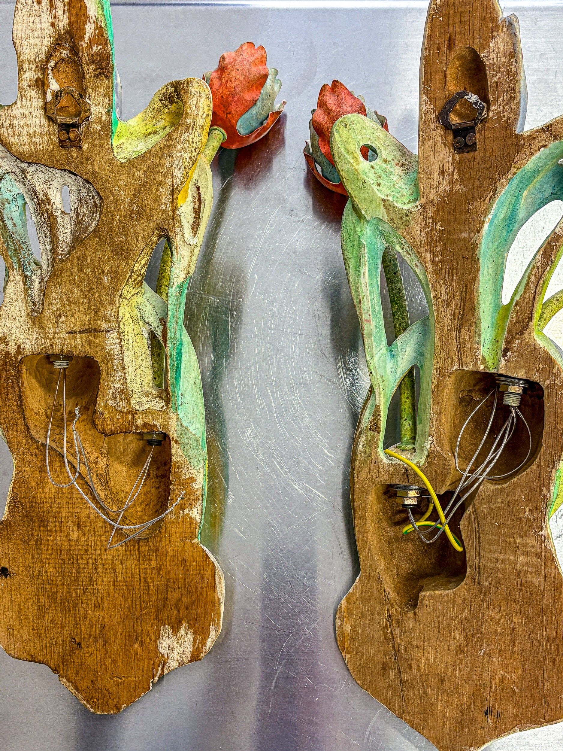 Paire de appliques italiennes en forme de tulipe et de feuille, bras en bois polychrome et métal, années 1960.