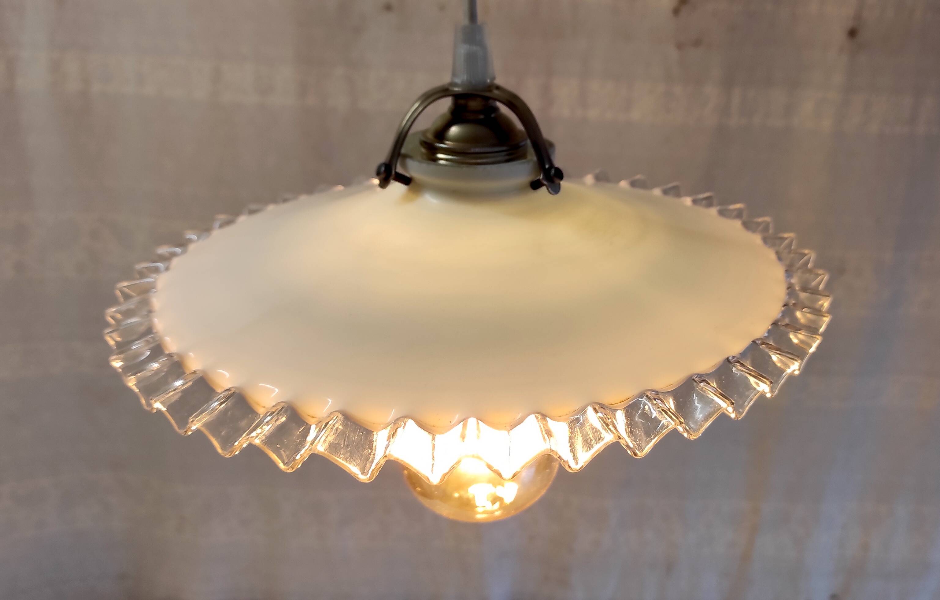 Pleated opaline lampshade with its fitting and E27 socket - mid 20th century.