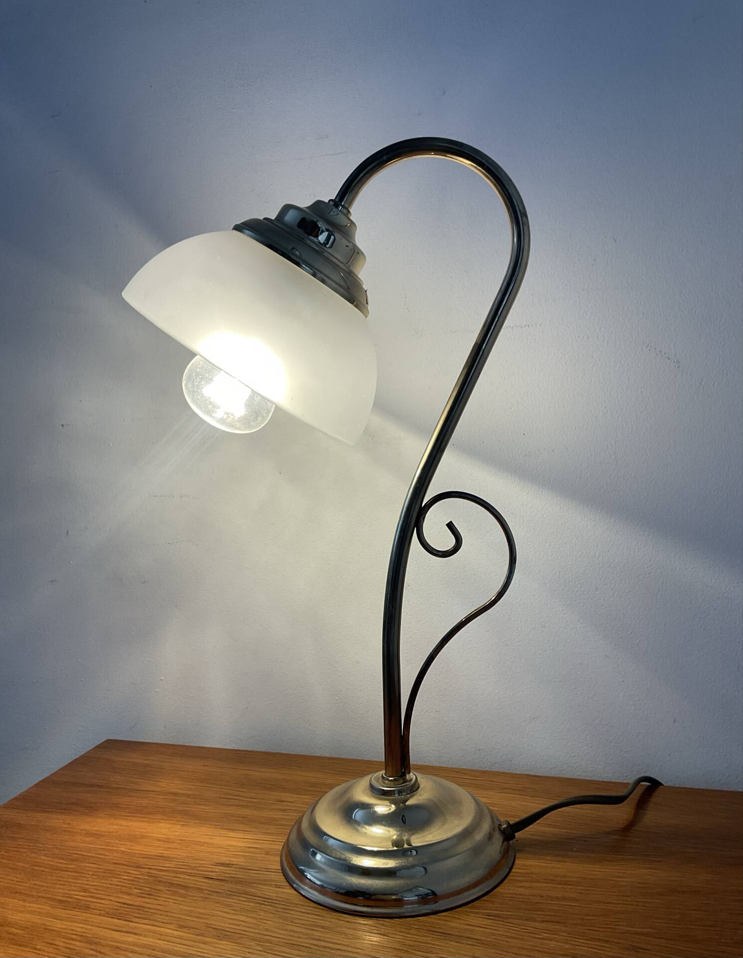 Vintage swan neck lamp in gilded metal and frosted glass
