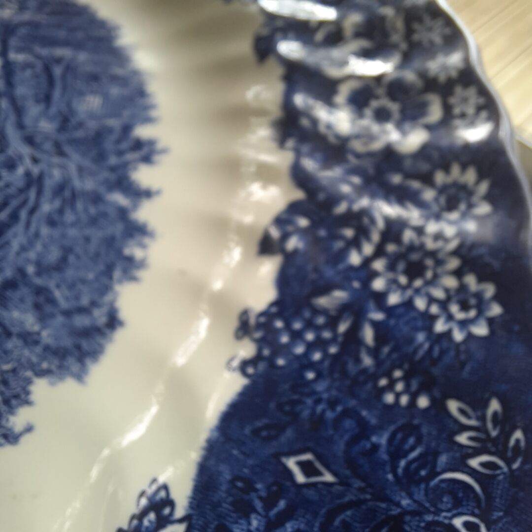 Dish royal tudor federated potteries staffordshire diameter 33cm new.  very elegantly scalloped