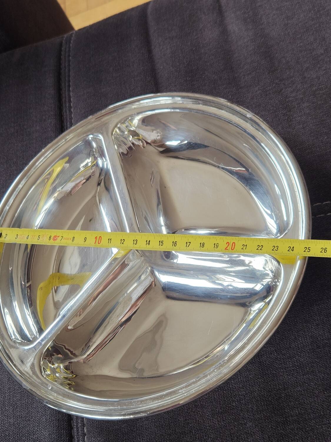 Dish with 3 compartments and lid