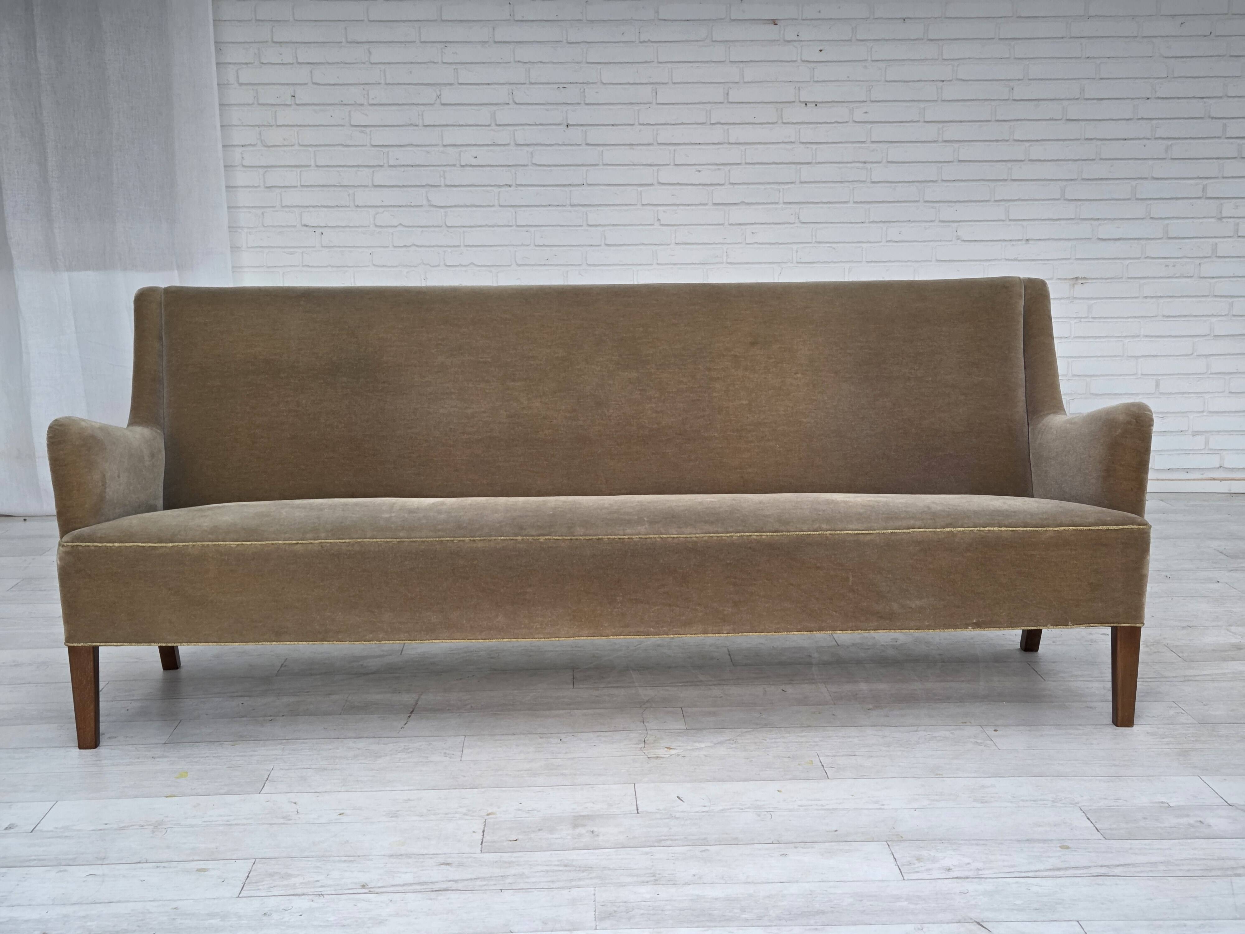 Canapé danois 4 places en velours vert clair, années 1960