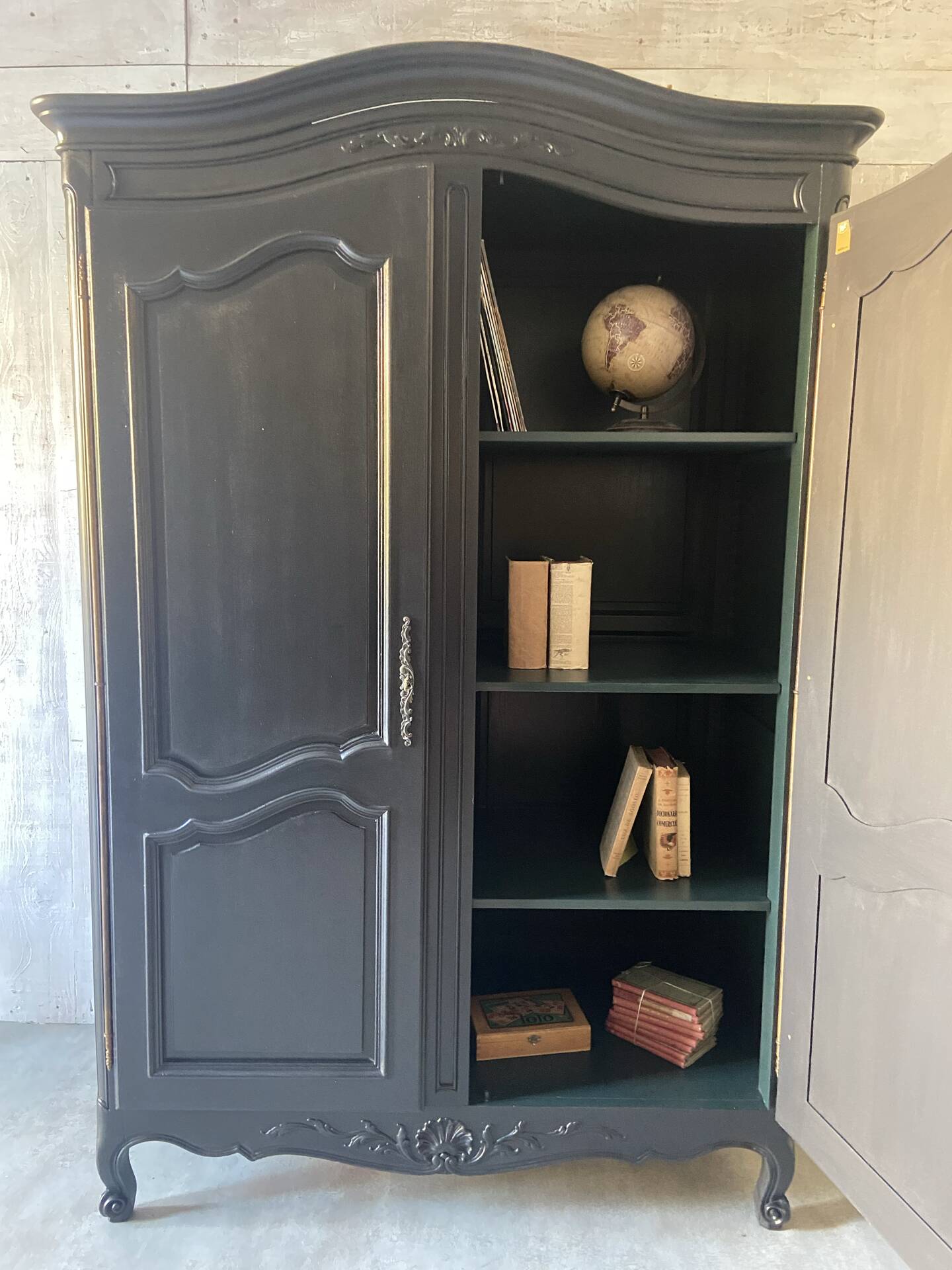 Armoire « chapeau de gendarme »
