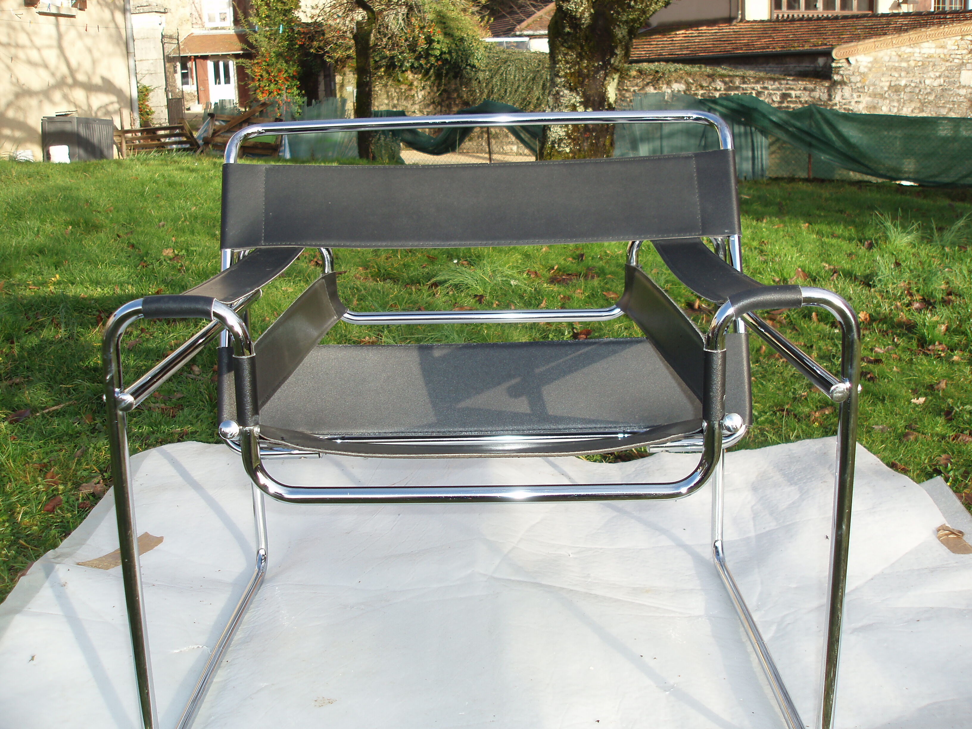 Wassilly chair in black and chrome leather byMarcel Breuer