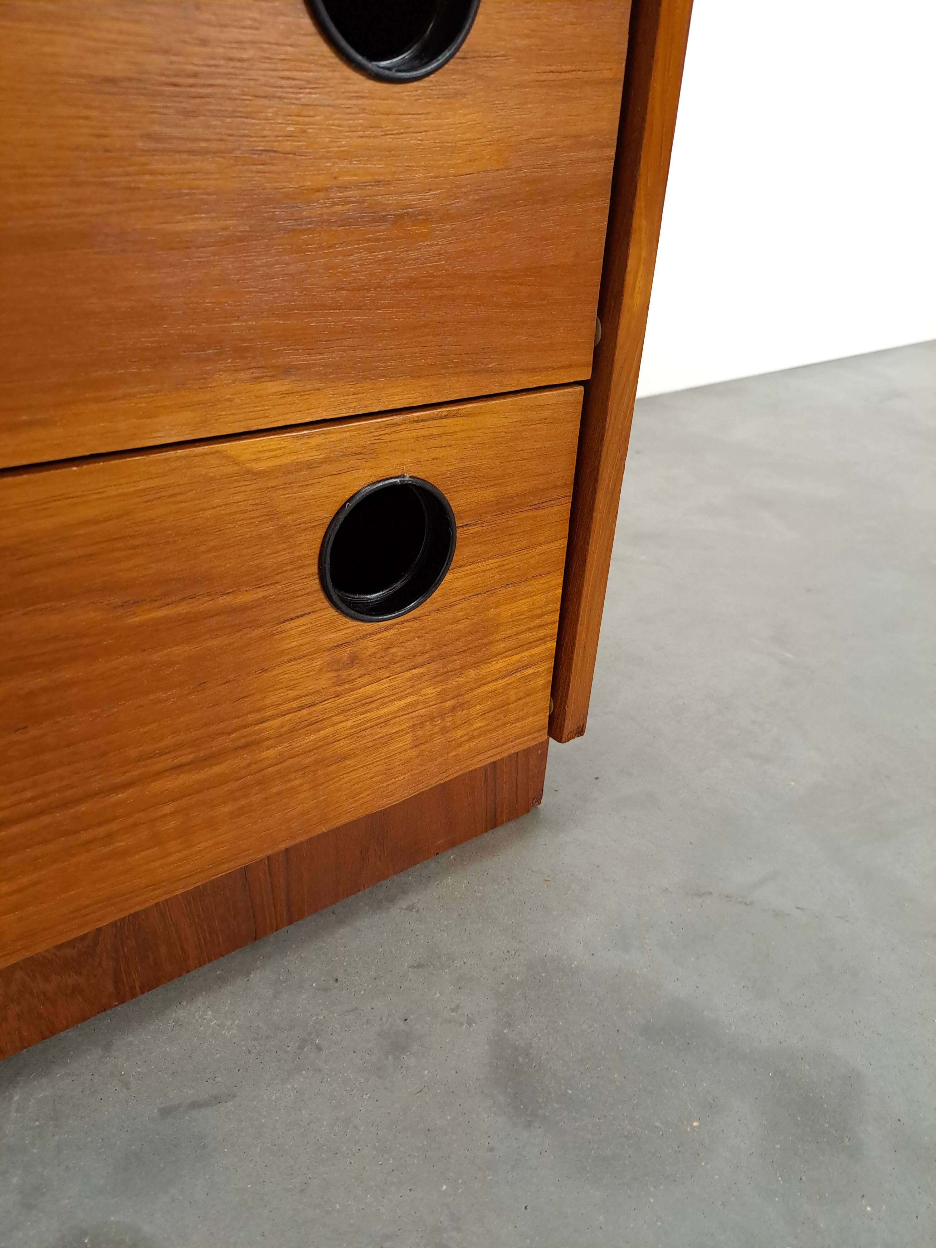 Schoenenkast met zwarte ronde grepen, nr. 1