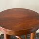 Tabouret en bois verni