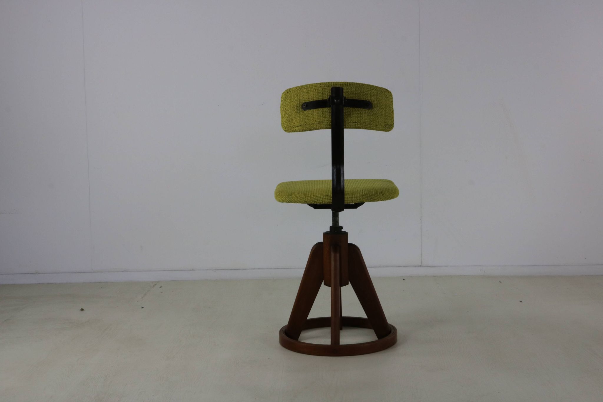 Chaise de travail design des années cinquante avec base en anneau en bois stabilisant.
