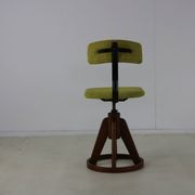 Chaise de travail design des années cinquante avec base en anneau en bois stabilisant.