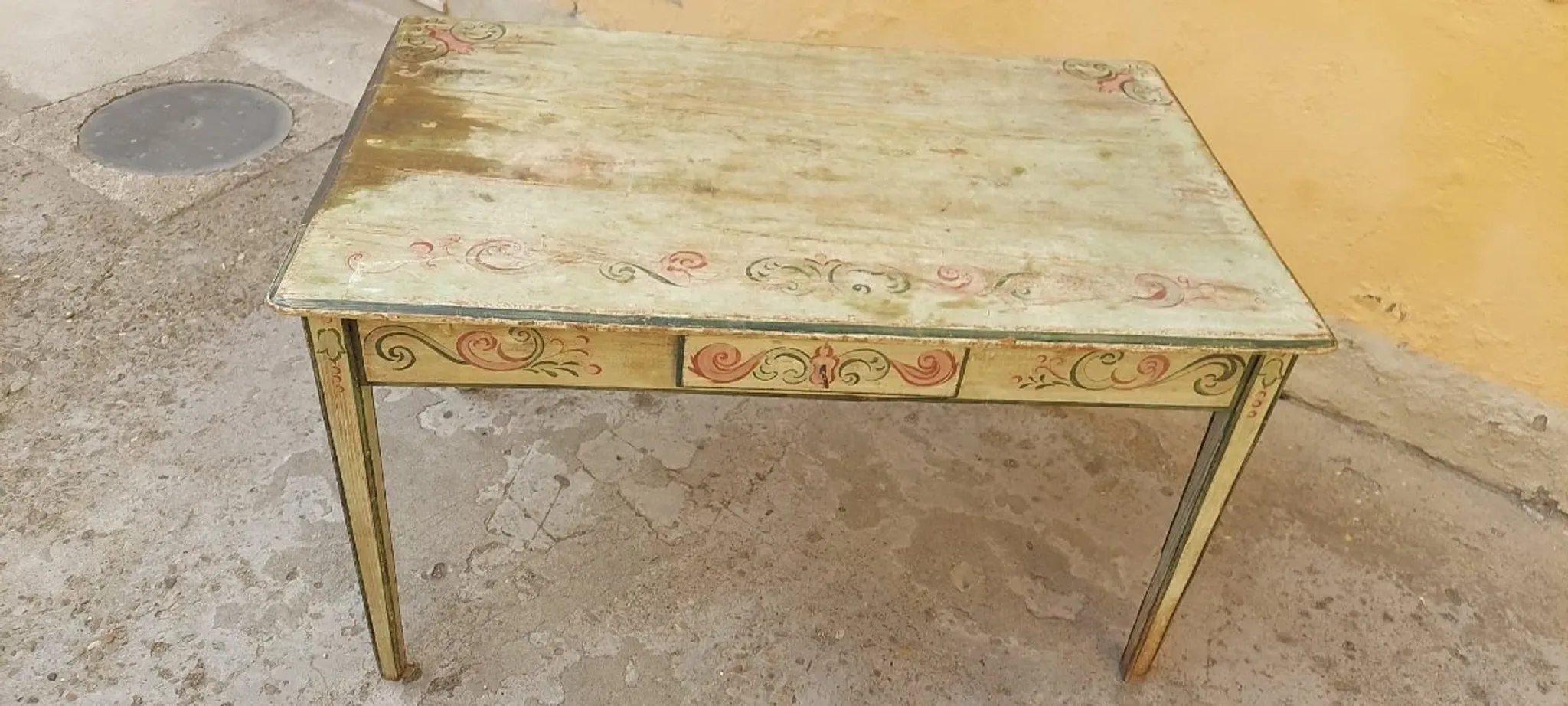 Lacquered wooden writing table, lacquered and painted, 18th century. Tuscan.
