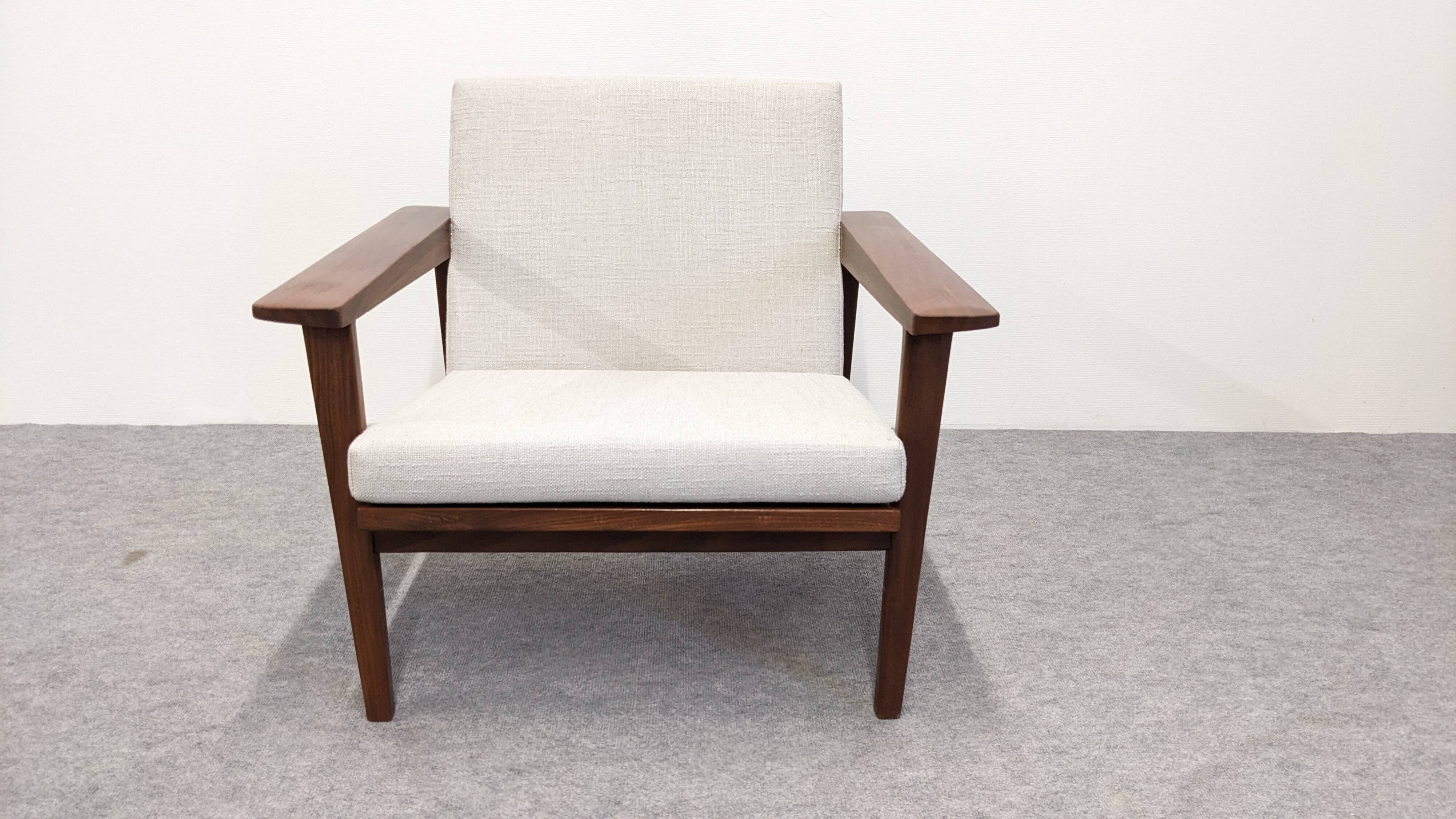Salon, canapé et fauteuils, de style scandinave en teck, France vers 1950