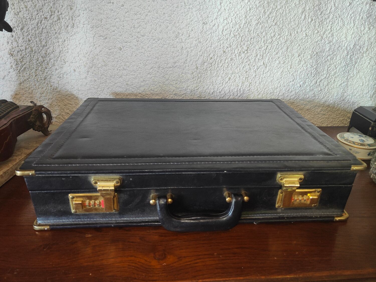 Housewife 70 covers Qualitats besteck Solingen in her suitcaseRostfrei