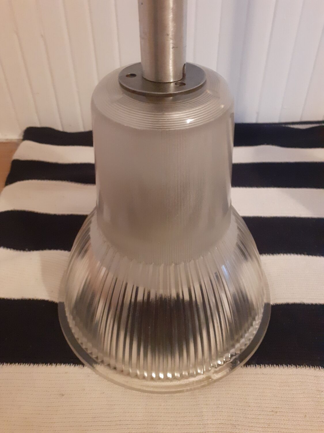 Paire de suspensions en verre Holophane 1950