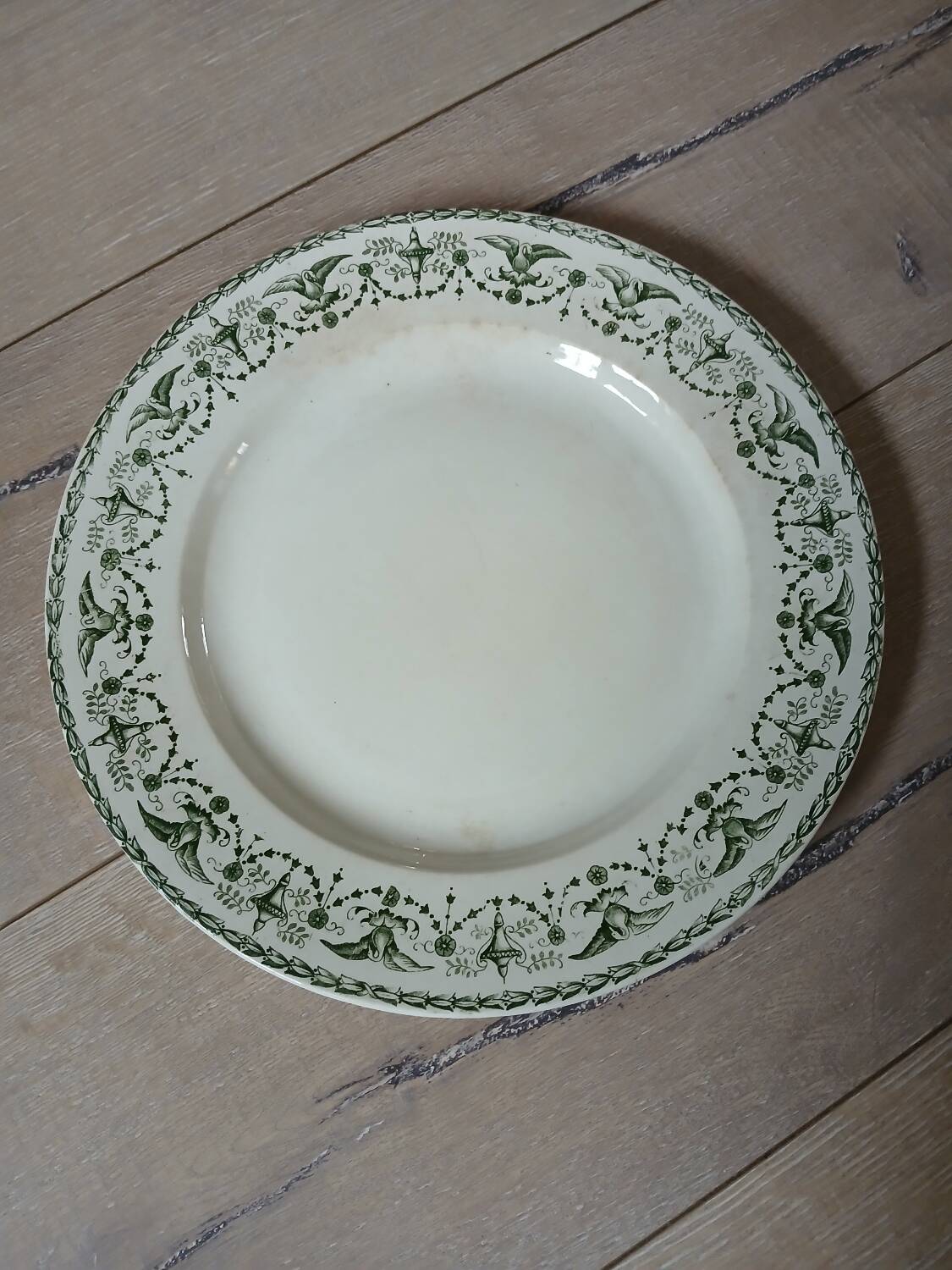 Plat ancien en terre de fer
