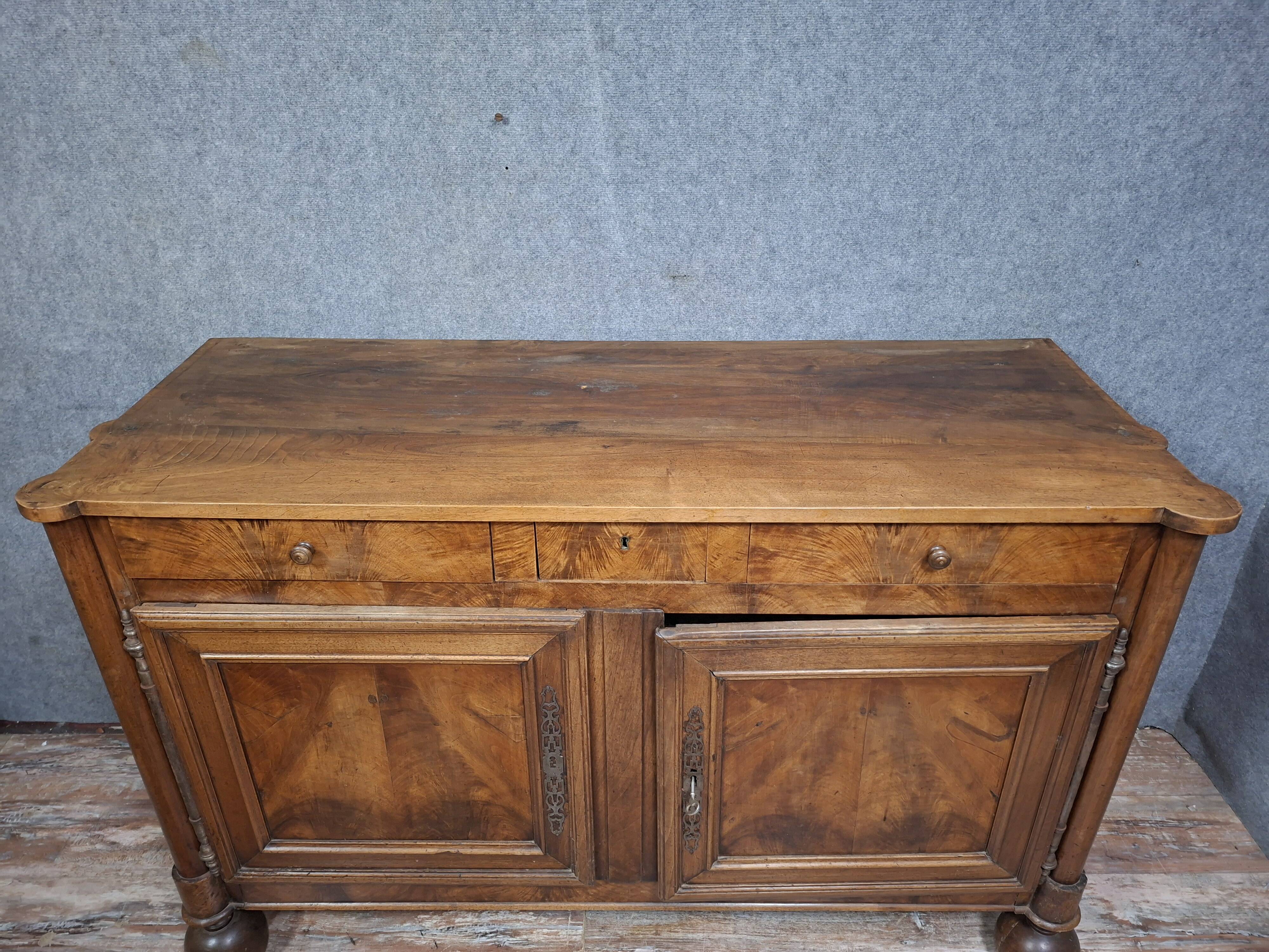 Louis-Philippe period sideboard in walnut, 19th century.