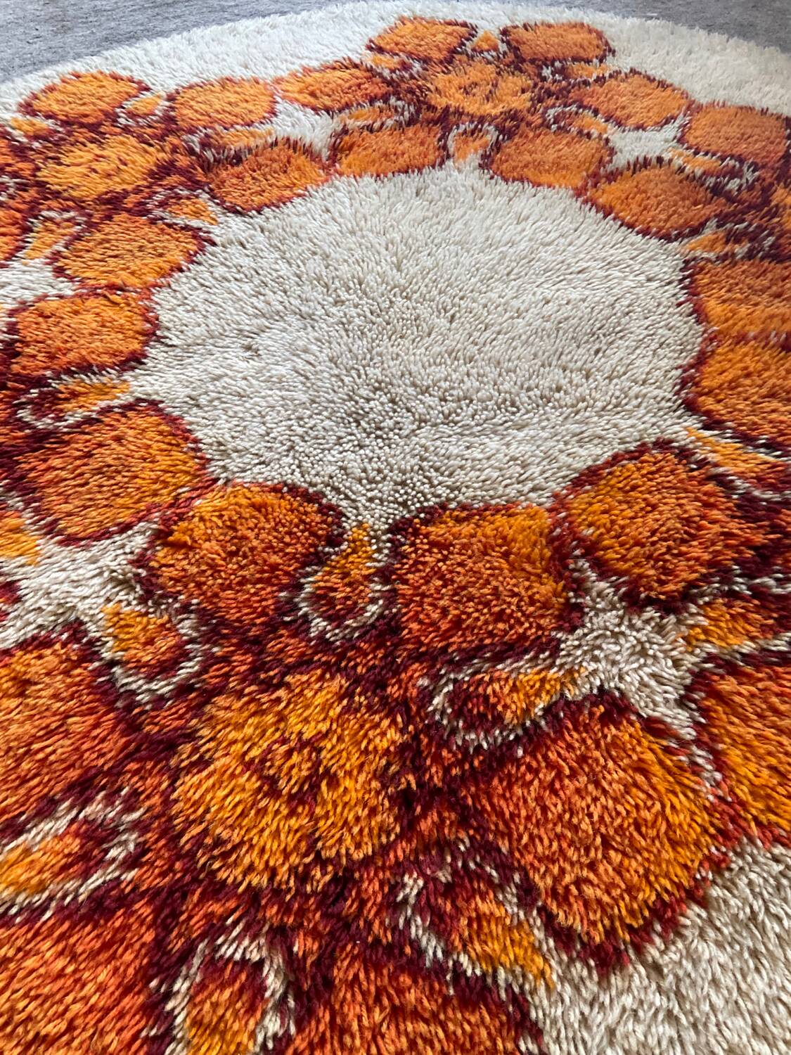 Desso pure wool round rug from the 70s